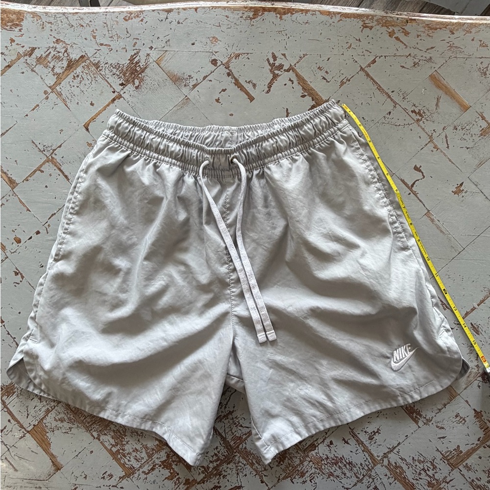 Nike Light Gray Sports Athletic Shorts Men’s Medium